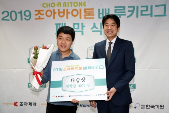 다승상을 수상한 권효진 초단(왼쪽)과 김영삼 한국기원 사무총장. /사진=한국기원