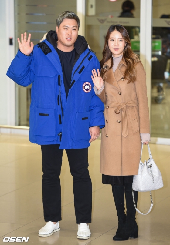 류현진(좌)이 아내 배지현씨와 30일 인천공항을 통해 귀국했다.