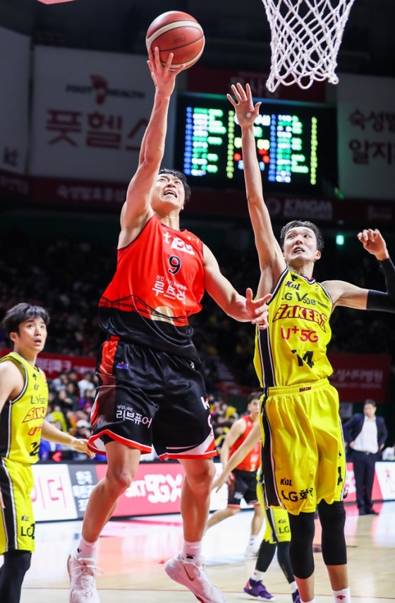 팀 내 최다득점을 기록하며 KT의 승리를 이끈 '캡틴' 김영환(가운데). /사진=KBL 제공<br /><br />
<br /><br />
