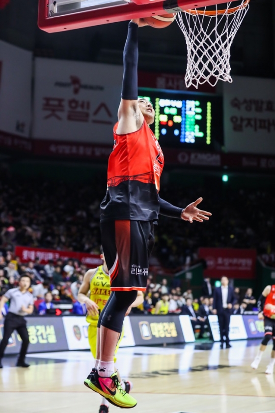 덩크 두 방을 포함해 두 자릿수 득점을 만든 KT 김현민. /사진=KBL 제공<br /><br />
<br /><br />
