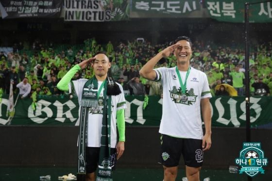 문선민(좌)과 권경원. /사진=한국프로축구연맹 제공