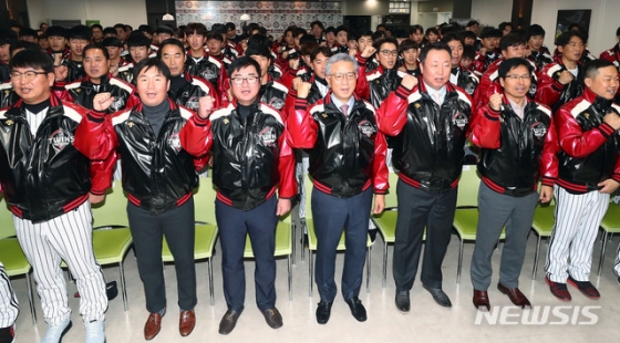 이규홍(왼쪽 네번째) LG 스포츠 대표이사, 류중일(왼쪽 세번째) 감독과 선수단들이 8일 오후 서울 잠실야구장에서 열린 LG 트윈스 신년 하례식에서 파이팅을 외치고 있다. /사진=뉴시스