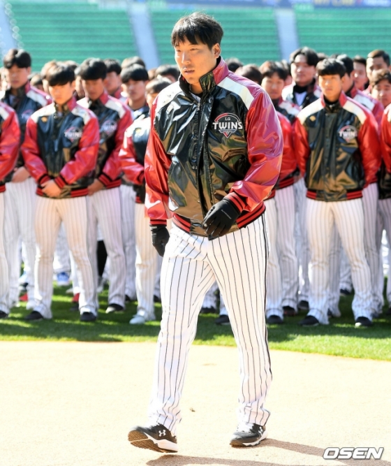 LG 주장 김현수. 