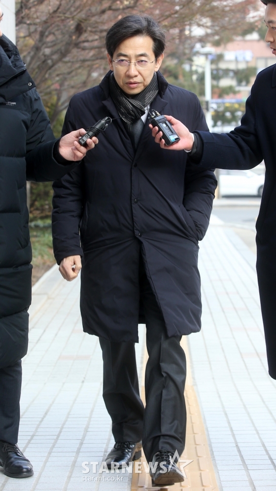 성폭력 범죄의 처벌 등에 관한 특례법 위반 혐의를 받고 있는 김성준 전 앵커가 10일 오전 서울 양천구 남부지방법원에서 열린 첫 공판에 출석하고 있다. / 사진=강민석 기자 msphoto94@