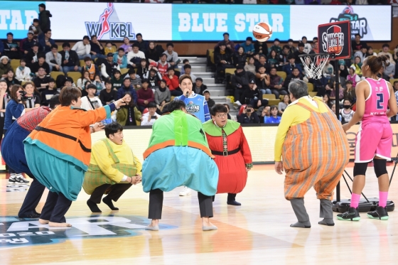 3쿼터 종료 후 6개 구단 감독들이 미니 농구를 하고 있다. /사진=WKBL 제공
