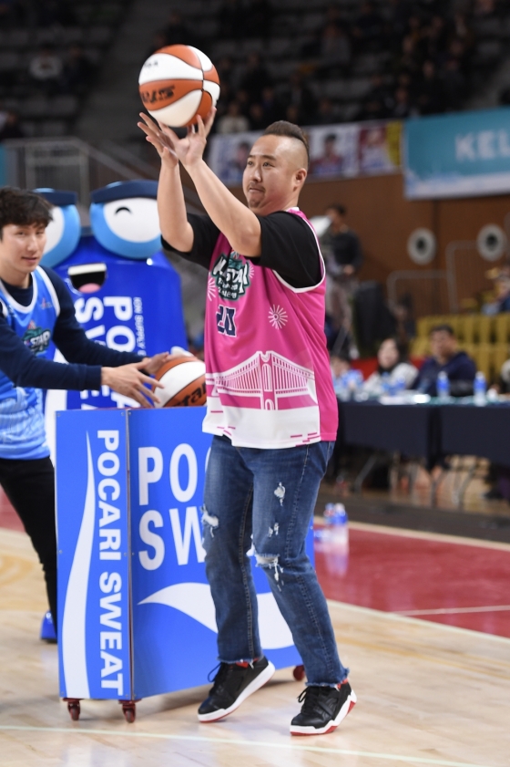 3점슛 대회에 나선 유희관. /사진=WKBL 제공