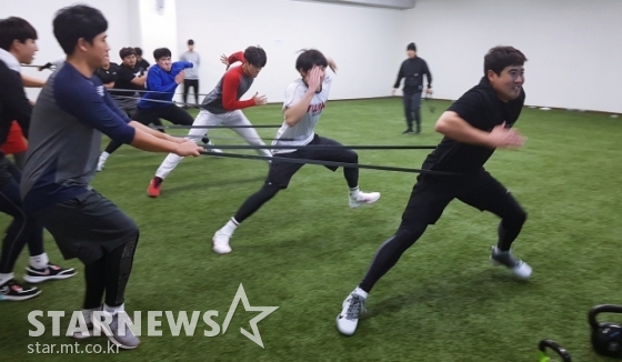 겨우내 제주도에서 굵은 땀방울을 흘리고 있는 롯데 장원삼(오른쪽). /사진=김우종 기자