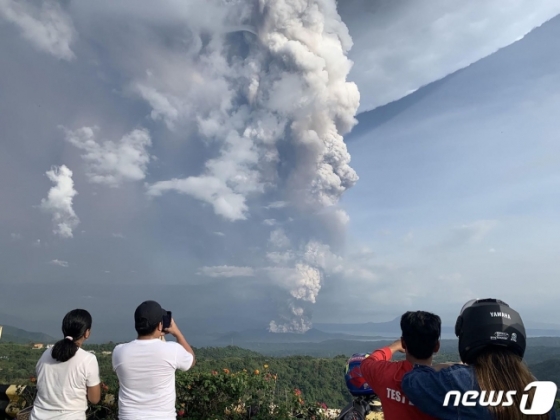 필리핀 수도 마닐라 인근 따알 화산 폭발 장면. /사진제공=AFP=뉴스1
