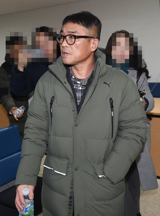가수 김건모가 15일 오전 조사를 받기 위해 서울 강남경찰서에 출석하고 있다./ 사진=강민석 인턴기자