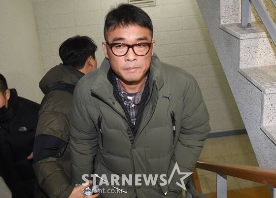 가수 김건모가 15일 오전 조사를 받기 위해 서울 강남경찰서에 출석하고 있다./사진=강민석 인턴기자