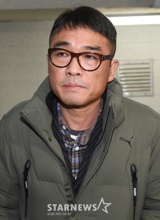 유흥업소 여종업원 성폭행 혐의를 받고 있는 가수 김건모가 15일 오전 서울 강남경찰서에 피고소인 조사를 받기 위해 출석하고 있다./사진=강민석 기자 msphoto94@