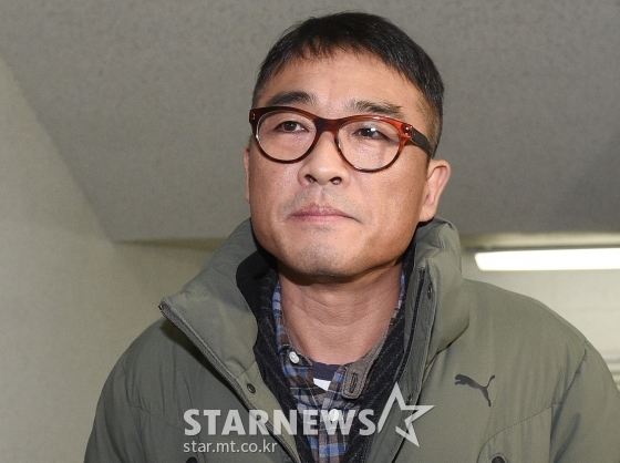 유흥업소 여종업원 성폭행 혐의를 받고 있는 가수 김건모가 15일 오전 서울 강남경찰서에 피고소인 조사를 받기 위해 출석하고 있다. / 사진=강민석 기자 msphoto94@