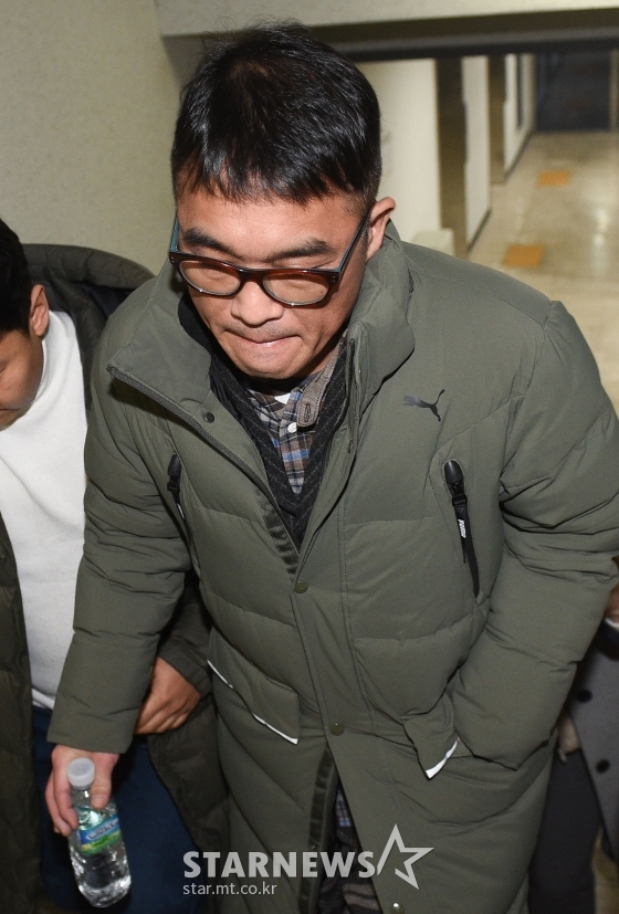 유흥업소 성폭행 혐의를 받는 가수 김건모가 15일 오전 서울 강남경찰서에 피고소인 조사를 받기 위해 출석하고 있다. / 사진=강민석 기자 msphoto94@