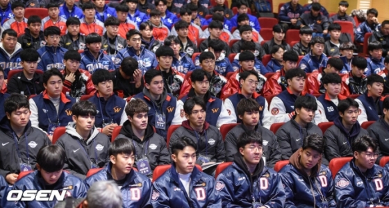 16일 대전 유성구 대전컨벤션센터 컨퍼런스홀에서 열린 2020 KBO 신인 오리엔테이션에서 선수들이 강의를 듣고 있다.