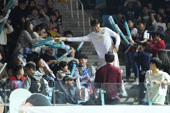 19일 KBL 올스타전에서 팬에게 선물을 전해주고 있는 KT 양홍석. /사진=KBL 제공