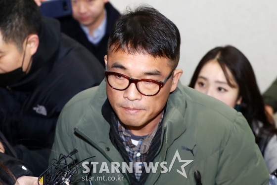 유흥업소 여종업원 성폭행 혐의를 받고 있는 가수 김건모가 15일 오전 서울 강남경찰서에 피고소인 조사를 받기 위해 출석하고 있다. / 사진=강민석 기자 msphoto94@
