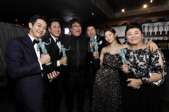 봉준호 감독(가운데)과 최우식 이선균, 송강호, 박소담, 이정은 등이 '기생충'으로 미국배우조합상에서 최고상인 앙상블상을 받은뒤 포즈를 취하고 있다. /AFPBBNews=뉴스1