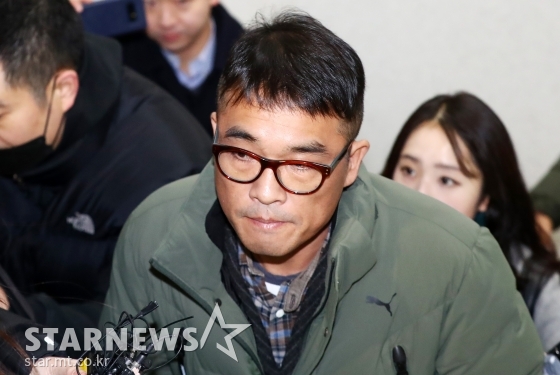 유흥업소 여종업원 성폭행 혐의를 받고 있는 가수 김건모가 지난 15일 오전 서울 강남경찰서에 피고소인 조사를 받기 위해 출석하고 있다. /사진=강민석 인턴기자