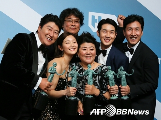송강호 등 \'기생충\' 배우들이 한국영화 사상 최초로 미국배우조합시상식에서 최고상격인 앙상블상을 수상했다./AFPBBNews=뉴스1