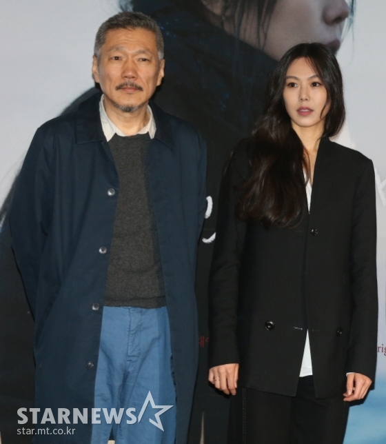 홍상수 감독과 김민희가 7번째 호흡을 맞춘 영화 촬영을 끝마쳤다. 