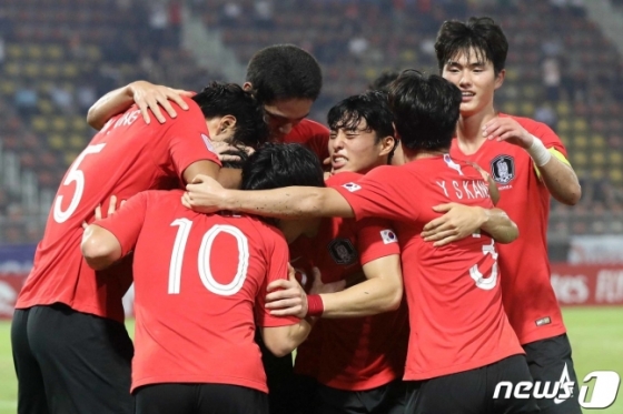 대한민국 U-23 대표팀 이동경이 22일 오후(현지시간) 태국 방콕 탐마삿 스타디움에서 열린 \'2020 아시아축구연맹(AFC) U-23 챔피언십\' 호주와의 4강전에서 추가득점에 성공하자 선수들이 기쁨을 나누고 있다./사진=뉴스1