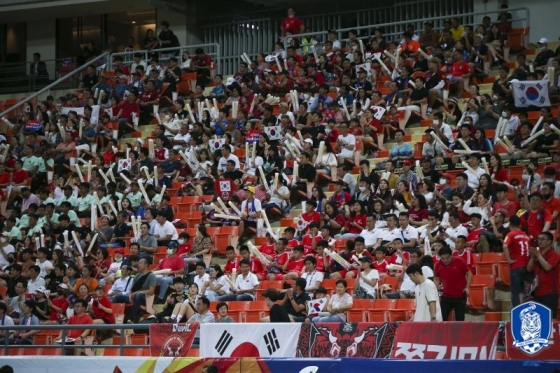 라자망갈라 스타디움에서 한국을 응원하는 교민들. /사진=대한축구협회 제공