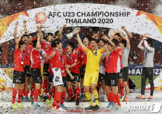 대한민국 U-23 대표팀이 26일 오후(현지시간) 태국 방콕 라자망갈라 스타디움에서 열린 \'2020 아시아축구연맹(AFC) U-23 챔피언십\' 사우디 아라비아와의 결승전에서 연장 혈투끝에 1:0으로 우승을 차지한 뒤 우승컵을 들어올리고 있다. /사진=뉴스1