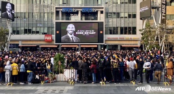 코비 브라이언트의 죽음을 추모하는 팬들. /사진=AFPBBNews=뉴스1