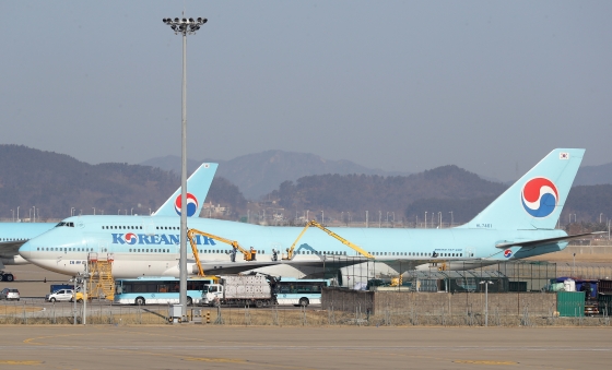30일 오후 인천국제공항 대한항공 계류장에서 관계자들이 국토교통부 한국항공정보시스템에 검색된 우한행 전세기 KE9883-HL7461편을 정비하고 있다. / 사진=인천국제공항=이기범 기자 leekb@