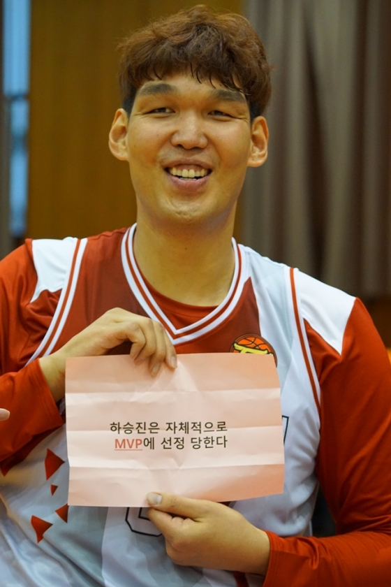 자신의 미션을 공개하는 하승진.  /사진=H ENT