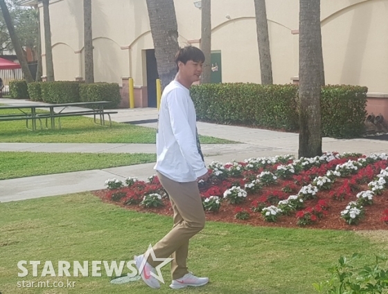 27일 선발 등판에 앞서 클럽하우스로 출근하는 김광현. /사진=박수진 기자