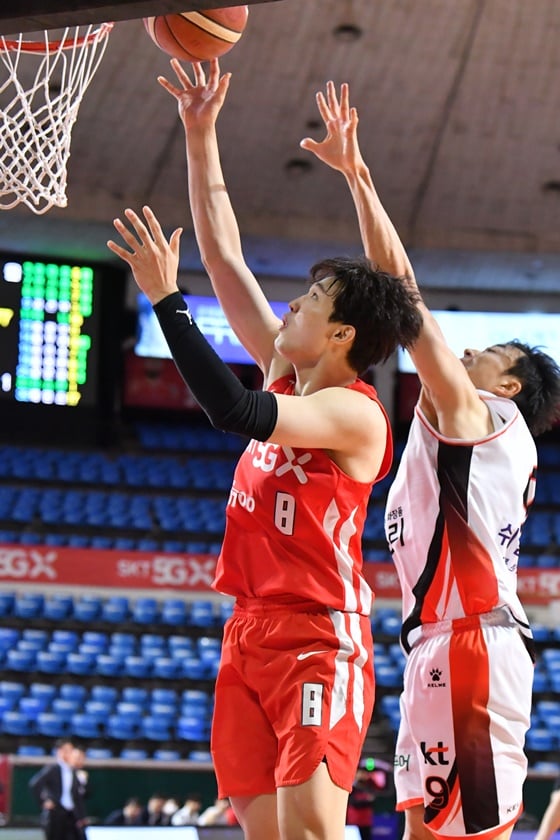 안영준(왼쪽). /사진=KBL