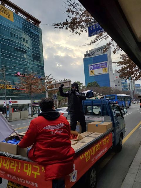 배우 김보성이 지난 1일 대구에서 무료로 마스크를 나눠주기 위해 \'힘내요 대구\' 이벤트를 진행하고 있는 모습 /사진=실시간대구 페이스북