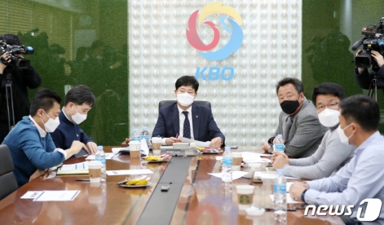 3일 오후 서울 강남구 도곡동 KBO야구회관에서 열린 긴급 실행위원회에서 참석자들이 대화를 나누고 있다. /사진=뉴스1