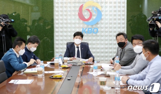 3일 오후 서울 강남구 도곡동 KBO야구회관에서 열린 긴급 실행위원회에서 참석자들이 대화를 나누고 있다. /사진=뉴스1