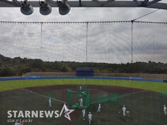 LG 선수들이 4일 오후 12시 40분부터 일본 오키나와서 열리는 연습경기에 앞서 훈련을 실시하고 있다. /사진=한동훈 기자