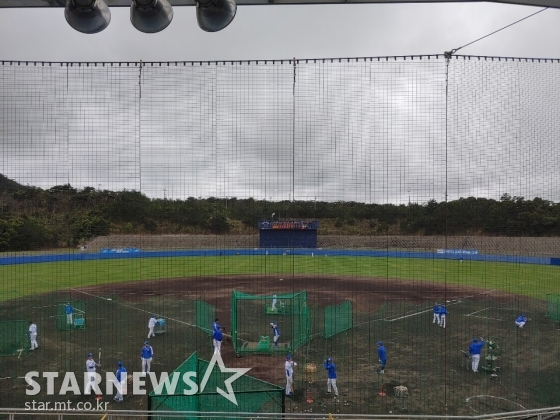 삼성 선수들이 4일 일본 오키나와에서 열린 LG와 연습경기 2-7 패배 후 추가 훈련을 하고 있다. /사진=한동훈 기자