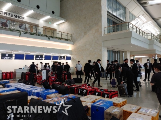 LG 선수단이 7일 오키나와 나하 공항을 통해 출국 수속을 밟고 있다. /사진=한동훈 기자