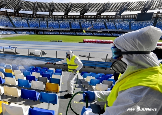 경기 개최를 앞두고 나폴리 상 파올로 경기장 좌석을 소독하는 장면. /AFPBBNews=뉴스1