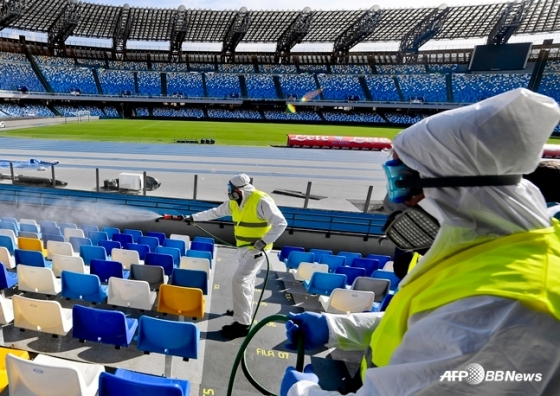 나폴리 상 파올로 경기장 좌석을 소독하는 장면. /AFPBBNews=뉴스1