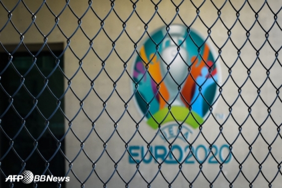 철조망 뒤로 보이는 유로 2020 엠블럼. /AFPBBNews=뉴스1