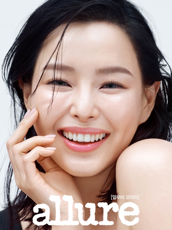 李荷妮肉感十足的身材曲线高级的美丽