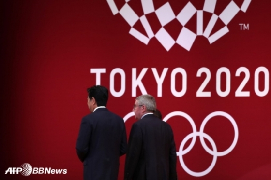 아베 신조 일본 총리(왼쪽)와 토마스 바흐 IOC 위원장. /AFPBBNews=뉴스1