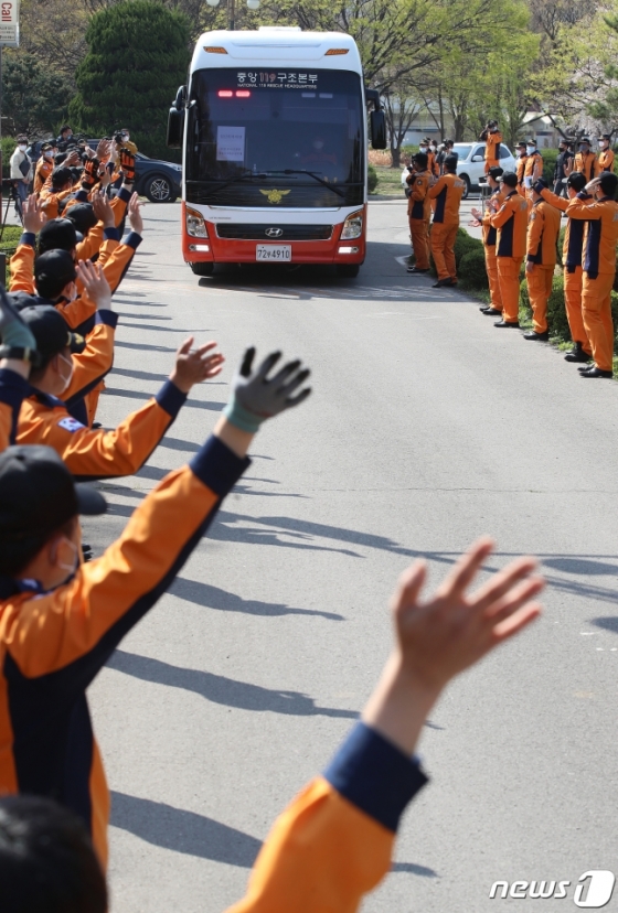 4월 2일 대구소방안전본부 자원 집결지로 사용된 대구 달서구 옛 두류정수장에서 신종 코로나바이러스 감염증(코로나19) 대응 임무를 맡았던 전국 119구급대가 임무를 끝내고 소속 근무지역으로 돌아가고 있다. 대구지역 소방관들이 입구까지 줄지어 떠나는 이들을 향해 손을 흔들며 박수로 배웅하고 있다. /사진=뉴스1