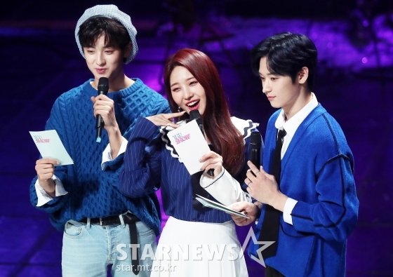 \'더쇼\' MC를 맡고 있는 가수 김민규, 그룹 에버글로우 시현, 더보이즈 주연 / 사진=김휘선 기자 hwijpg@