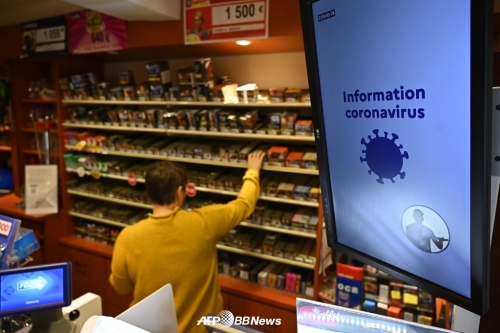 상점에서 담배를 고르는 시민 /AFPBBNews=뉴스1 (해당 기사와 무관합니다)