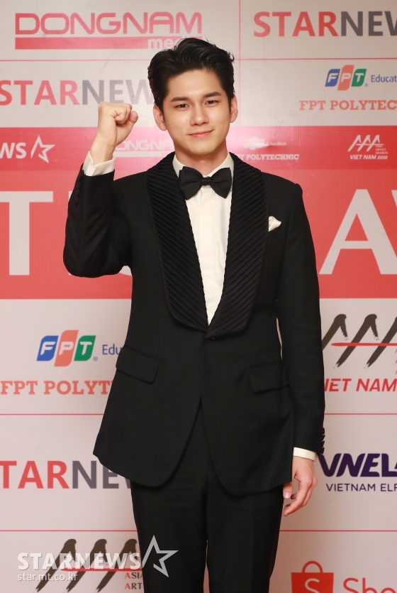 배우 옹성우가 2019년 11월 26일(현지시간) 베트남 하노이 미딩 국립경기장에서 스타뉴스 주최로 열린 '2019 아시아 아티스트 어워즈 인 베트남'(2019 Asia Artist Awards in Vietnam)에 참석해 배우 신인상을 수상한 뒤 기념촬영을 하고 있다. / 하노이(베트남)=이동훈 기자