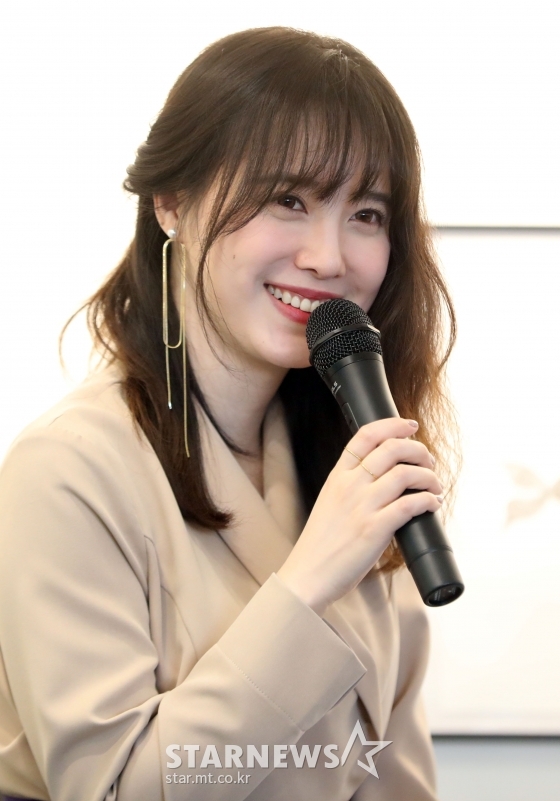 배우 구혜선이 18일 오후 서울 마포구 진선갤러리에서 두번째 개인전 '항해-다시 또다시' 기자회견을 갖고 취재진의 질문에 답하고 있다. / 사진=임성균 기자 tjdrbs23@