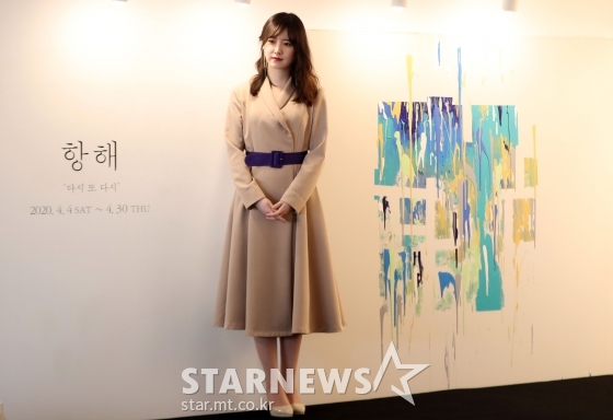 배우 구혜선이 18일 오후 서울 마포구 진선갤러리에서 두번째 개인전 '항해-다시 또다시' 기자회견을 갖고 포즈를 취하고 있다. / 사진=임성균 기자 tjdrbs23@