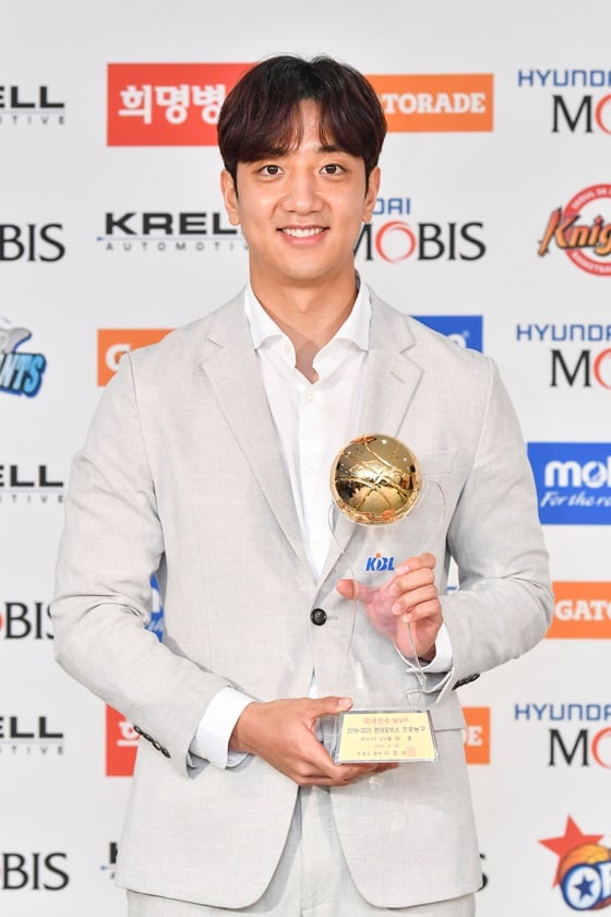 최우수선수상을 받은 허훈. /사진=KBL